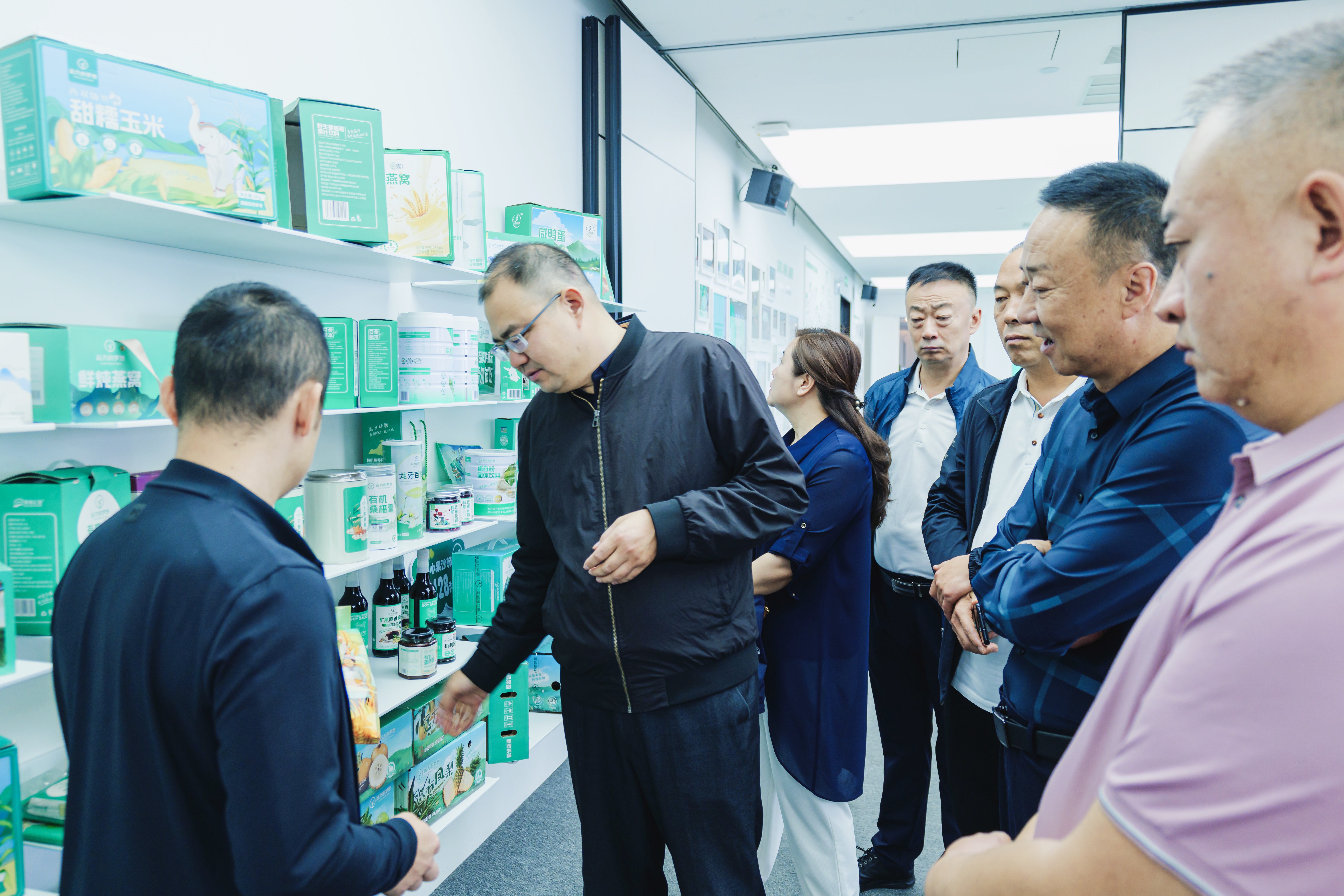 新疆阿勒泰领导考察远方好物 探索农产品电商新机遇