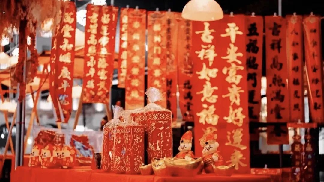 大年初四迎灶神 扔穷习俗与年味传承