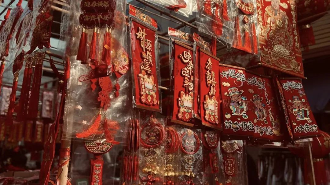 大年初四迎灶神 扔穷习俗与年味传承